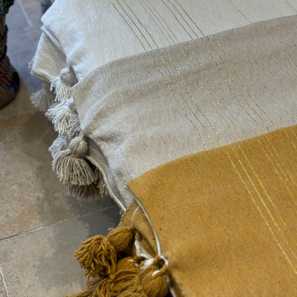 Plaids pompons